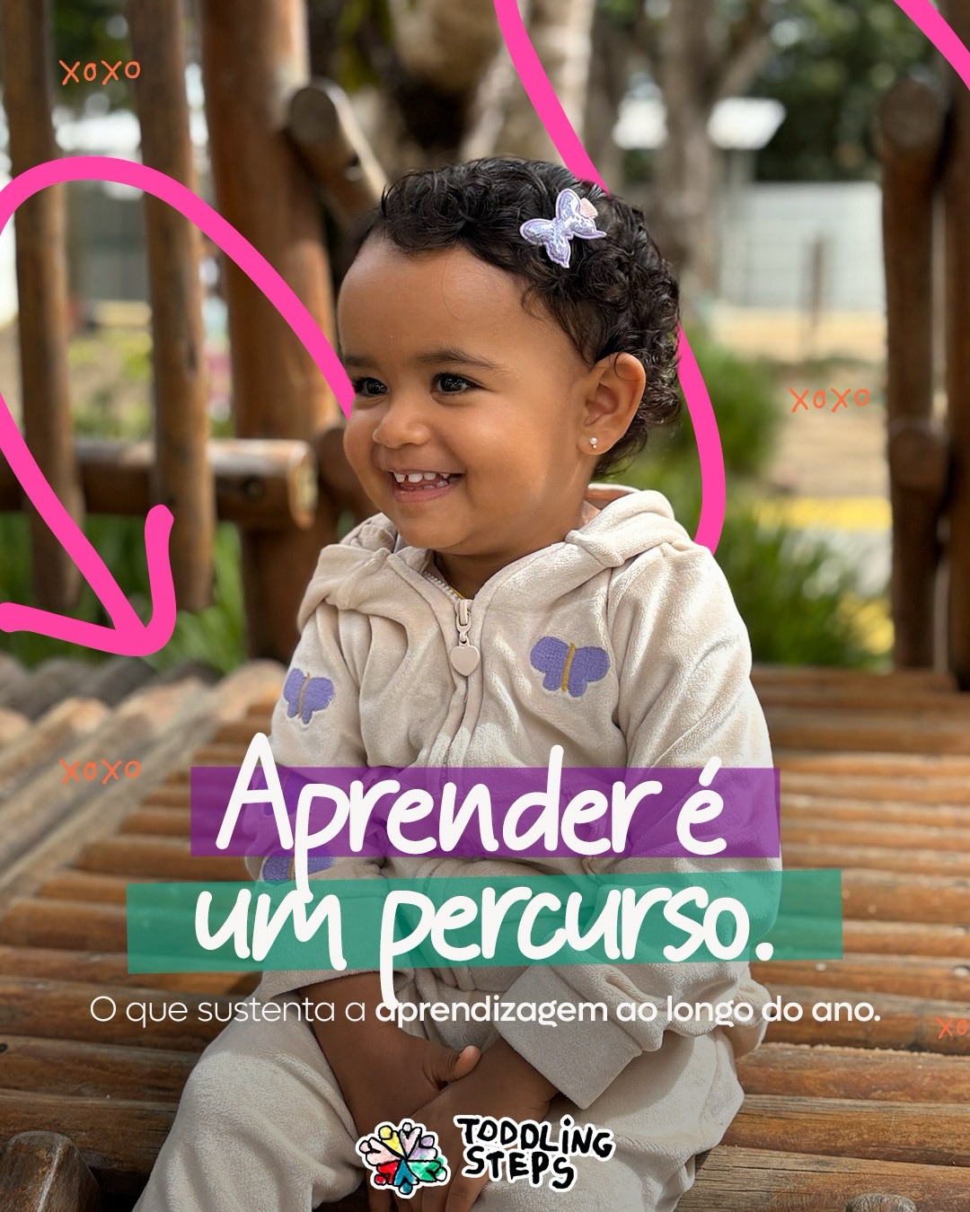 Aprender é um percurso — peça da Toddling Steps com criança sorrindo